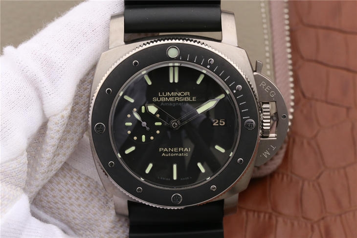 Panerai Luminor Submersible PAM389 - 1:1 Superclone