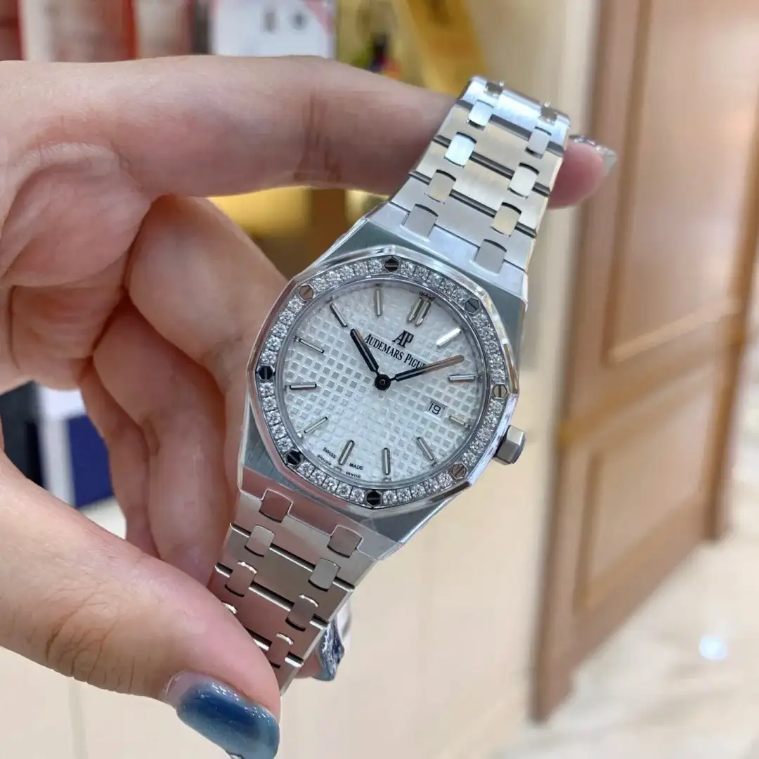 Audemars Piguet Royal Oak Quartz Silver 67651ST.ZZ.1261ST.01 - gallery