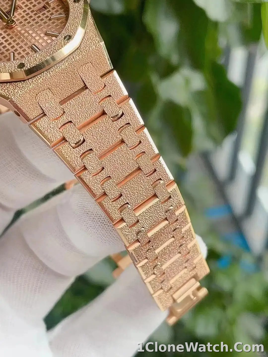 Audemars Piguet Royal Oak Frosted Gold Quartz Gold 67653OR.GG.1263OR.02