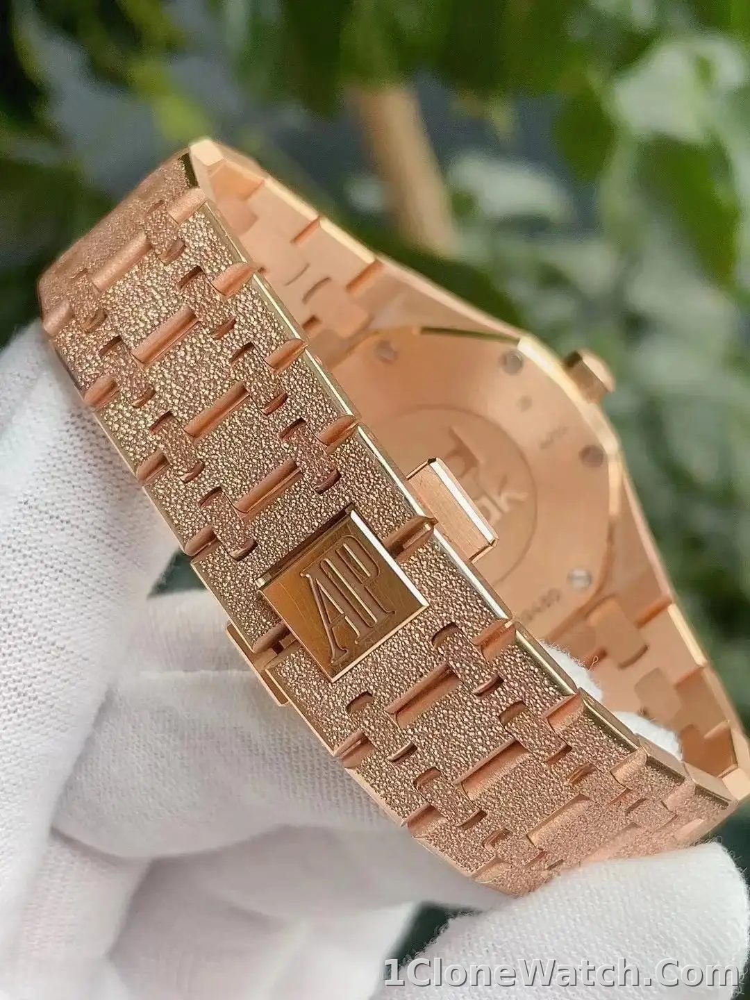 Audemars Piguet Royal Oak Frosted Gold Quartz Gold 67653OR.GG.1263OR.02