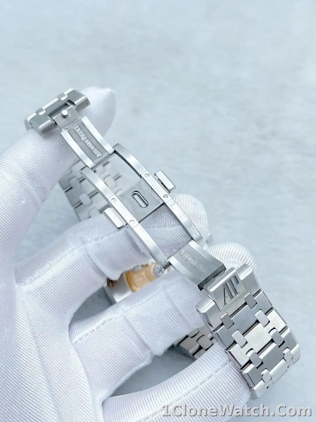 Audemars Piguet Royal Oak Selfwinding Blue 15400ST.OO.1220ST.03