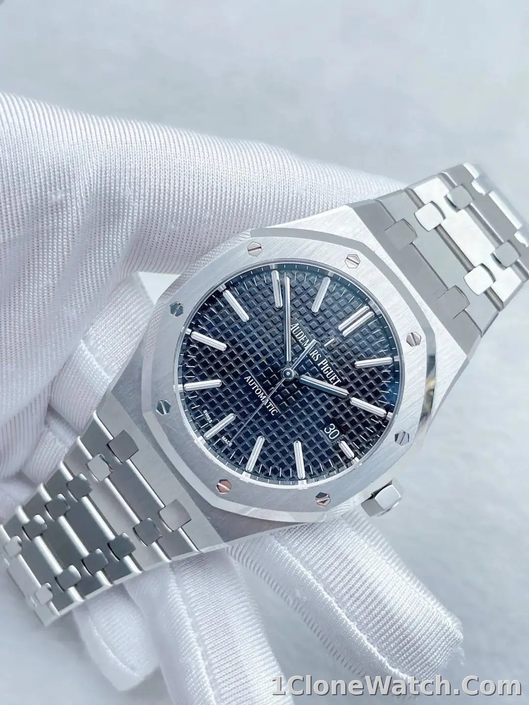 Audemars Piguet Royal Oak Selfwinding Blue 15400ST.OO.1220ST.03