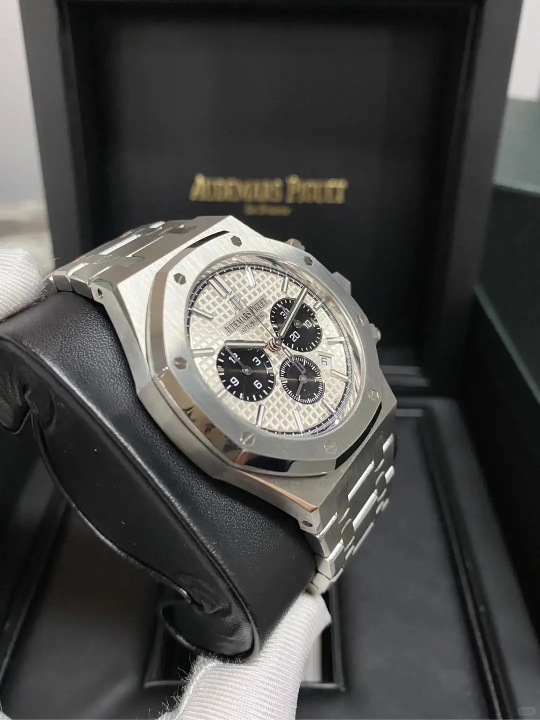 Audemars Piguet Royal Oak Selfwinding Chronograph Silver 26331ST.OO.1220ST.03 - gallery