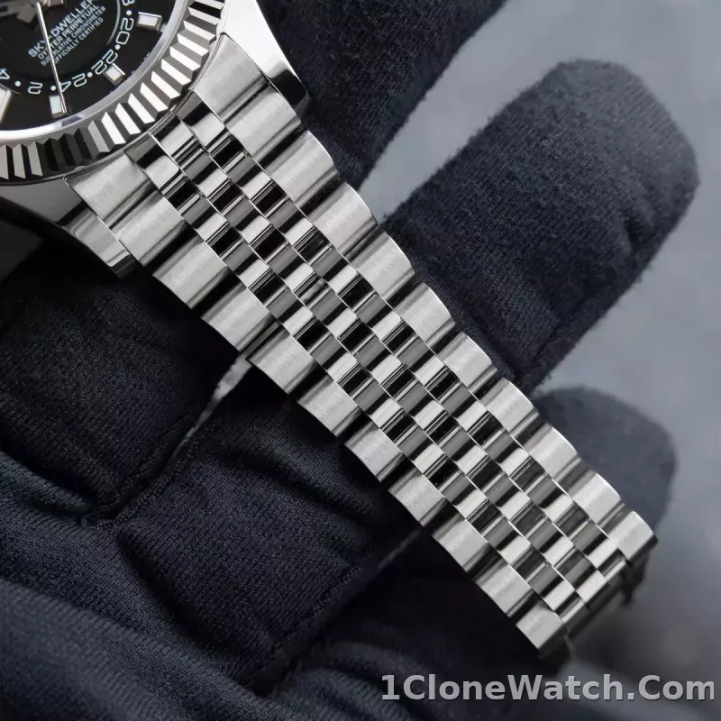 Superclone Rolex Sky-Dweller 42 mm Bright black Dial 336934 Jubilee - detail